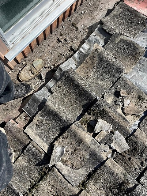 甲府市の塗装・補修不可の雨漏れ瓦屋根を高耐久ガルバリウムに葺き替え！カバー工法は出来ないの？